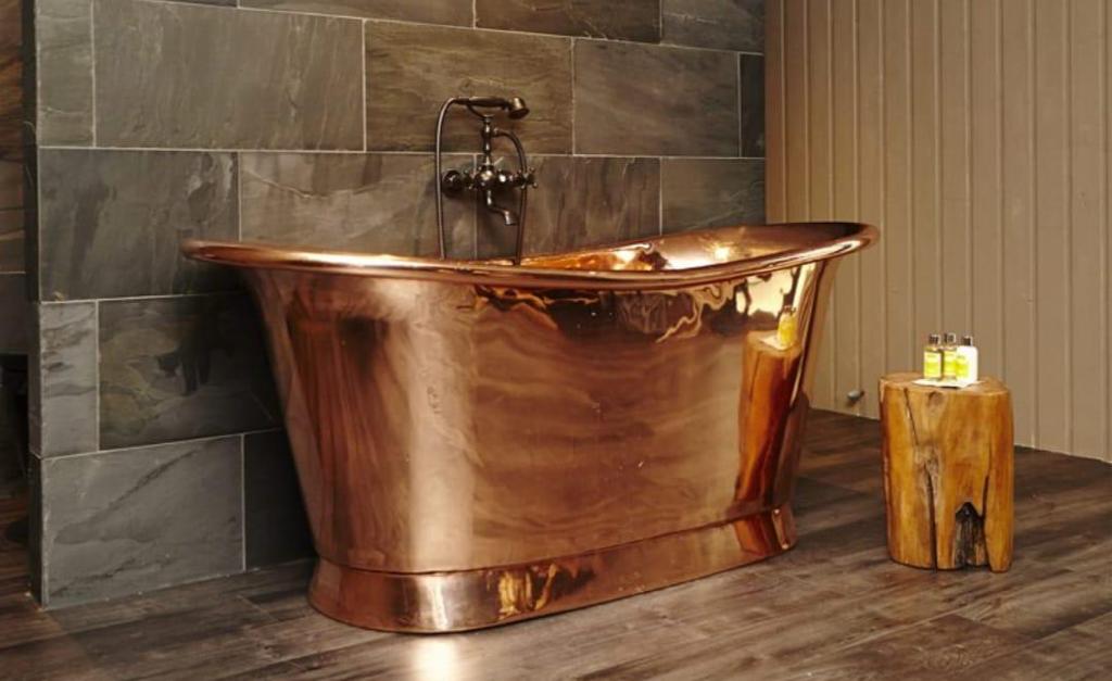 Polished Copper Roll-Top Bathtub AH-171 Moradabad